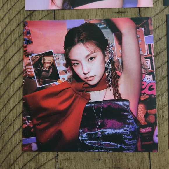5 PCS K-POP ITZY ALBUM "GUESS WHO?" OFFICIAL LIMITED EDITION POSTCARDS W SLEEVE - Picture 8 of 14